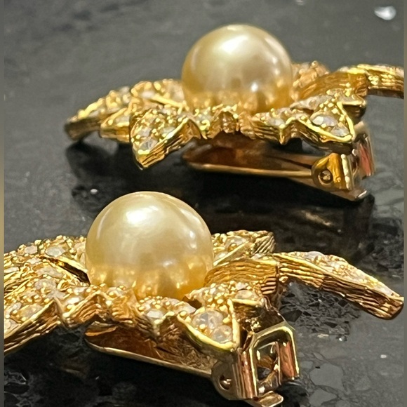 Kenneth Jay Lane KJL vintage estate pearl floral large clip on gold earrings QVC - Picture 3 of 4
